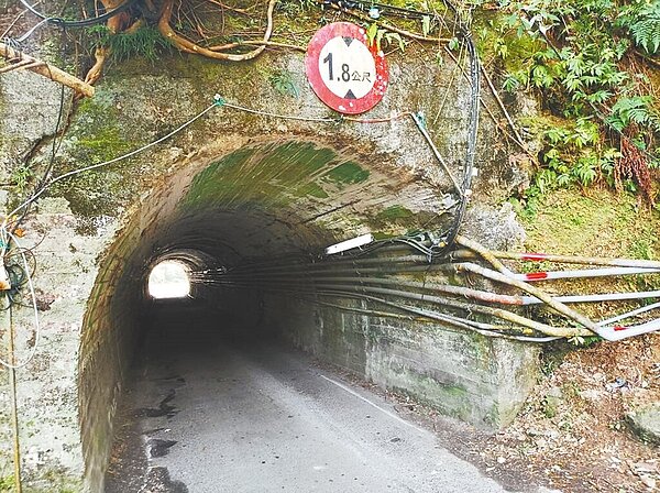 新北市新店廣興地區對外交通的「小坑二路隧道」十分狹隘,大型工程施工車、消防車無法進出,影響當地消防救災及民眾通行,民代日前邀集相關單位會勘,研議隧道拓寬。(新北市工務局提供/高鈞麟新北傳真)