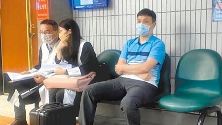 
台中5億賴姓高中生命案，台中地院4日開庭審理，夏男（右一）涉「假結婚」偽造文書案，法官傳結婚證人的賴男及在場1對新人作證，結婚證人稱，他向夏道「恭喜」，但他竟沒反應。（陳淑芬攝）
