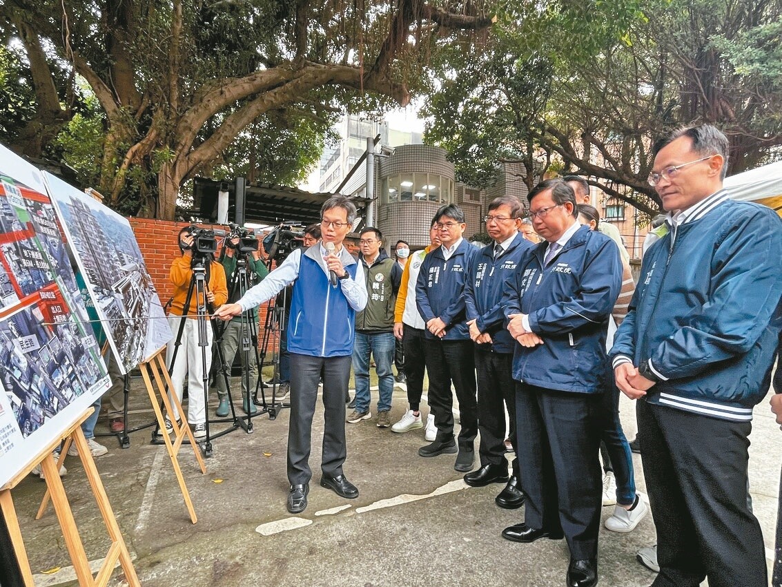 桃園捷運棕線可行性研究及綜合規畫報告獲行政院核定，行政院副院長鄭文燦（右二）昨到桃園視察。記者朱冠諭／攝影 