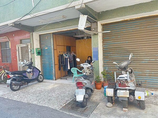 台南市仁德區一棟透天厝(開門處)發生凶殺案,賈姓屋主與剛出獄的陳姓友人在屋內發生口角,遭陳嫌持菜刀砍頭死亡,直到20天後才被發現。(讀者提供/程炳璋台南傳真)