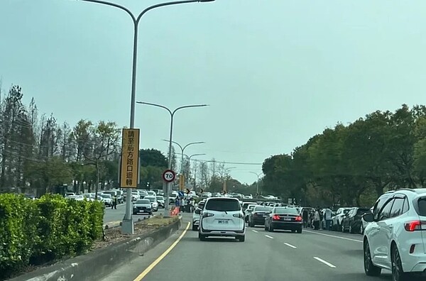 南市後壁雅聞觀光工廠春節期間試營運暴紅,業者下月開幕,後續交通問題外界關切,圖為春節連假現場車潮情形。圖/民眾提供