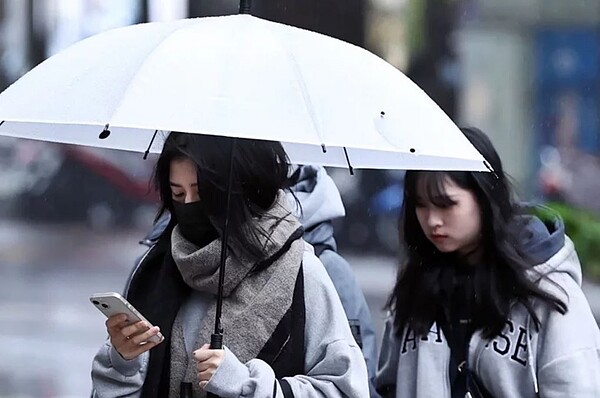 今暖熱如夏,但另一波冷空氣又來,明晨北部轉濕冷,中部上午也會變天,氣溫一路下滑到14-16度。圖/聯合報系資料照片