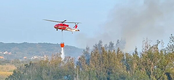 後龍鎮好望角風景區3日發生雜草火警,火勢延燒8個多小時,動員直升機救災才撲滅火勢;苗栗縣消防局統計,年後至今公墓火警已發生169件。(民眾提供/李京昇苗栗傳真)