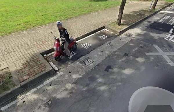 高雄市楠梓區德民路這處內凹式機車待轉區,被網友形容是奈米待轉區,待轉時「車頭快被削掉了,超恐怖!」圖/翻攝自左營楠梓人