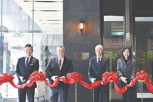 萬豪國際在台新品牌「宿之酒店‧臻品之選」4日開幕,萬豪國際高級區域財務總監陳協良(左起)、萬豪國際區域副總裁龍田、台北宿之酒店‧臻品之選董事長陳俊全、總經理林宜慧共同剪綵。圖/業者提供