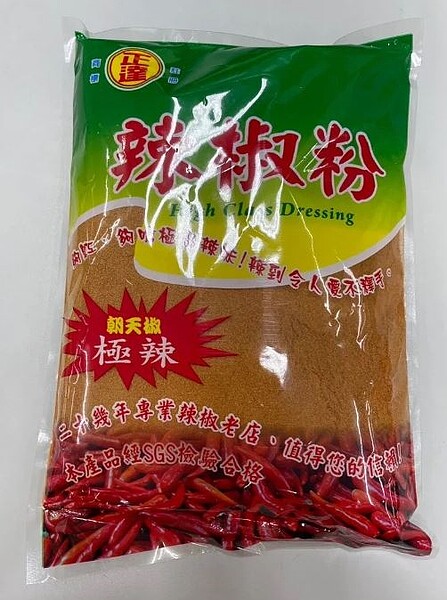 衛生局表示,為維護消費者安全,已啟動後市場專案稽查,主動針對市售辣椒粉(油)類產品抽驗24件檢驗蘇丹色素,其中3件產品檢出蘇丹色素3號,其中台中市超農實業「極辣朝天椒(有效日期:2025/06/17)」檢出蘇丹色素3號4 ppb。圖/北市衛生局提供