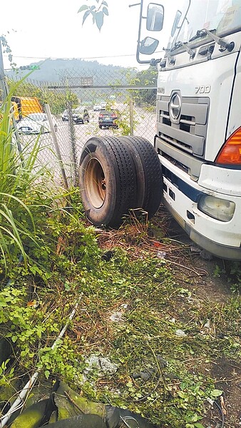 基隆市一名46歲阮姓男子4日在七堵區實踐路253巷口路邊除草時，被同事發現昏迷送醫不治，原以為遭不明原因電擊，警方調查發現是被路過大貨車鬆動輪胎彈起擊中致死。圖為脫落砸死阮男的車輪。（基隆市警察局提供／徐佑昇基隆傳真）