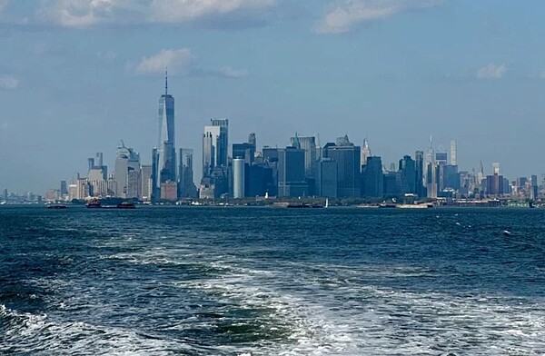 劇烈的海平面上升可能將重創紐約的低窪住宅區，包括曼哈頓中下城沿岸地區。圖／記者范航瑜攝影
