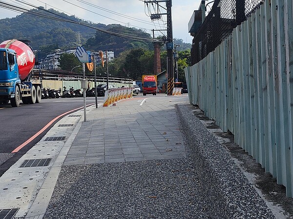 土城永豐路公有地長期遭民眾私設停車場占用，新北市政府養工處透過「新北美樂地2.0」專案，攜手交通局及公所等單位，增設15格免費機車停車格及Ubike站，提升居民生活機能。圖／新北市工務局提供