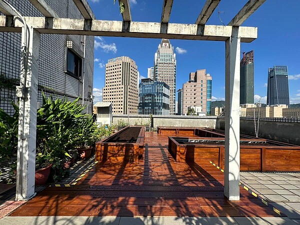 翠亨村名廈屋頂菜圃。圖/台北市建管處提供