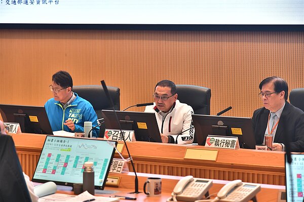 新北市長侯友宜(中)今早主持道安會報。記者張曼蘋/攝影