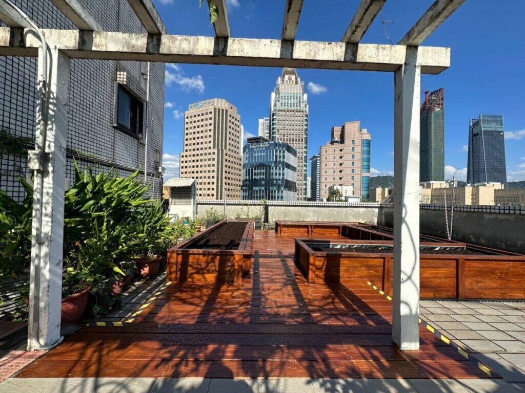 為達2050年淨零碳排之目標,台北市建築管理工程處日前公布,針對5年以上既有建築物,提供綠能智慧建築免費評估診斷及經費補助,圖片台北市建築管理工程處提供