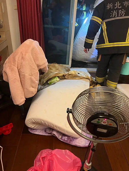 新北市鶯歌區國中街一棟透天厝2樓，疑因電熱毯過熱起火，所幸警報器示警，屋主自行灑水滅火。記者曾伯愷／翻攝