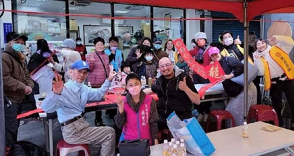 老師寫了好多作品送給里民。（圖／中正萬華樂生活Ｘ有你有我）