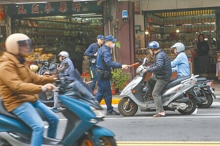 
交通部4日邀集路權團體、運輸業者參與關於「微罪不記點、民眾檢舉之檢討」座談會，研議罰款1200元以下微罪不記點及檢舉制度事宜。圖為警察在台北市區取締車輛違規。（本報資料照片）
