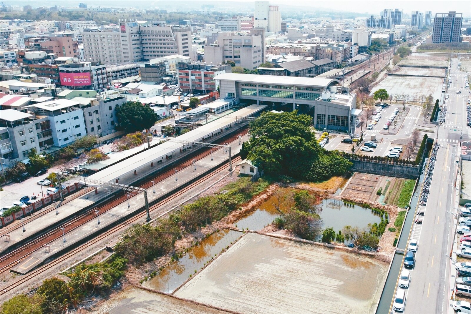 沙鹿站雙鐵共構爭議,中市府昨天提解方,台鐵沙鹿車站將高架北移,與捷運沙鹿站以260公尺立體空橋聯通。圖為目前的台鐵沙鹿車站。記者黃仲裕/攝影