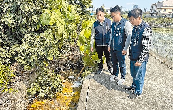 台中市西屯區「下垺圳」農田灌溉溝渠，5日驚傳遭人傾倒不明油汙，市議員楊大鋐（右二）接獲陳情前往了解。圖／楊大鋐提供