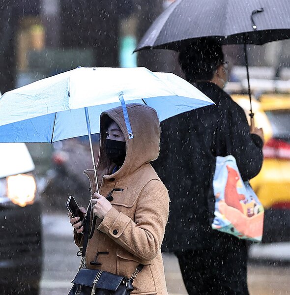 上午到中午鋒面雲系移入後,中北部陸續有短暫陣雨,同時冷空氣逐漸南下,溫度也會再下滑。聯合報系資料照