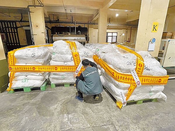 衛福部長薛瑞元承認,蘇丹紅事件去年開始本來是個案,後來認為是系統性問題,不僅戳破蔡政府食安五環假象,也狠打陳內閣的臉。圖為高雄市津棧國際貿易公司出售檢出蘇丹紅辣椒粉給好帝一食品,台南市政府衛生局已稽查下架封存逾10公噸。(台南市政府提供)