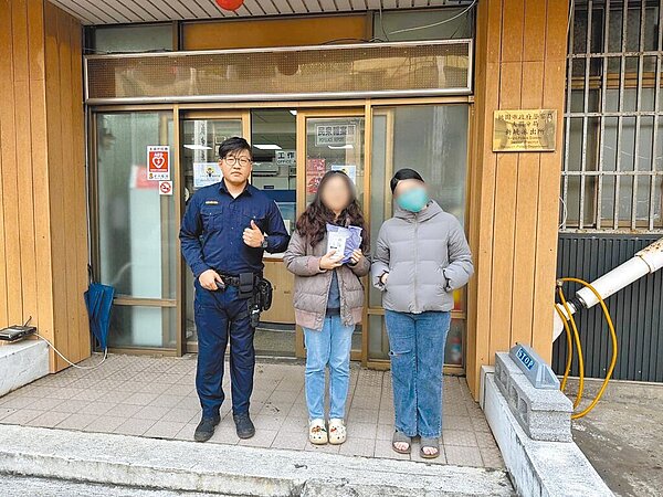 桃園市觀音區4日發生超商取貨烏龍案件,警方追查發現誤取商品的31歲李女(右)竟與報案者24歲李女(中)不僅同名同姓,連手機末3碼都相同。圖/警方提供