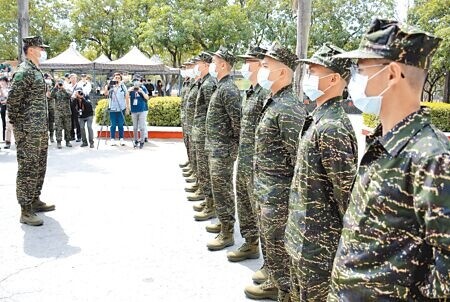 
恢復一年期義務役徵集，海軍首梯役男5日上午入營接受入伍訓練。（林和生攝）
