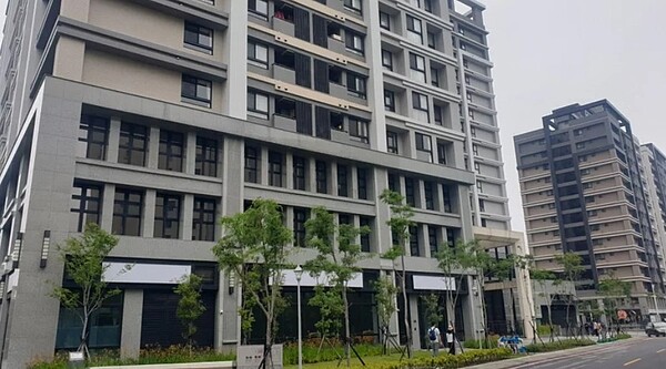 社宅住戶無法比照公寓大廈住戶成立管委會，民代建議推動社宅住戶代表制度，與市府建立溝通管道。圖為社宅中路四號。圖／聯合資料照片
