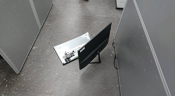 北市中正區某商辦大樓5樓某租賃公司日前遭人砸場,辦公室玻璃、電腦螢幕遭砸毀,現場無人受傷,財損約2萬多元。記者翁至成/翻攝