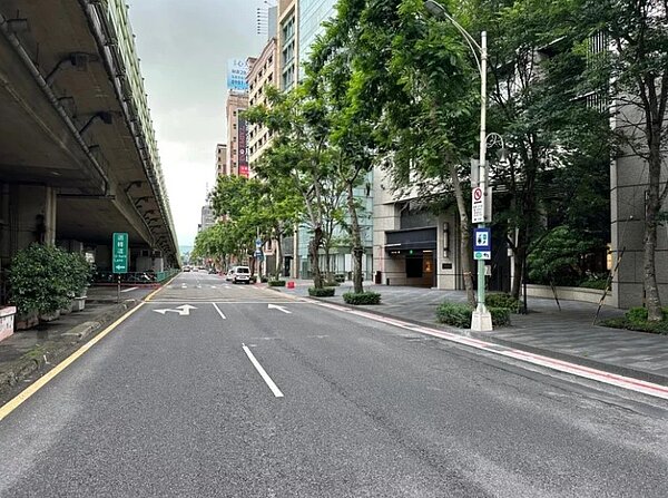 台北市在建國北路上設有一面充、換電站標誌,議員盼能增加。圖/讀者提供