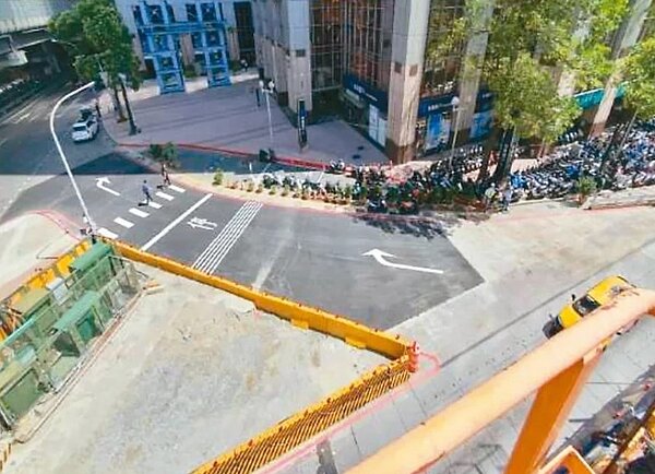 捷運萬大線施工影響交通,目前連城路與中正路口圍籬撤除,恢復車輛右轉專用道。圖/台北捷運第一區工程處提供