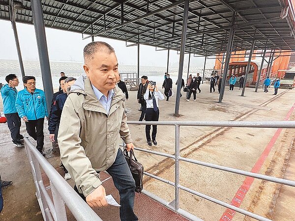 陸船翻覆事件協商破局,陸方代表泉州台辦副主任李朝暉5日下午率協商代表與家屬搭乘小三通船班返廈門。(于家麒攝)