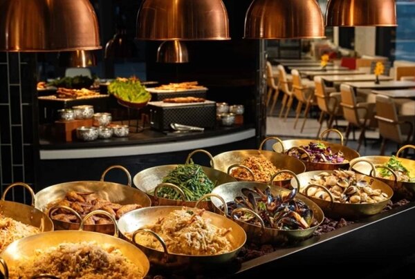 鑊香滿溢的熱食窯烤區，共有近30道泰式經典美食輪番上陣。圖／晶華酒店提供
