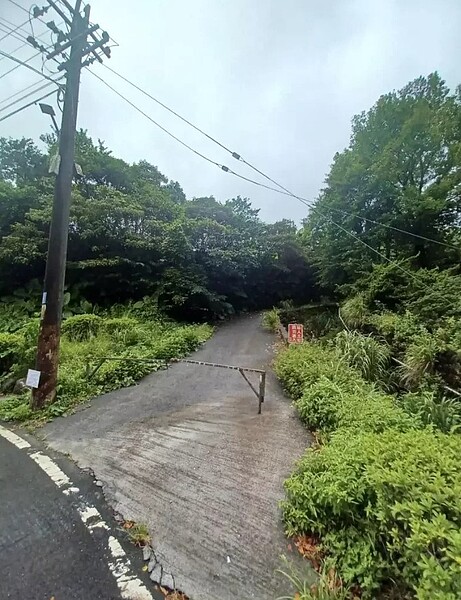 環亞百貨欠稅仍逾4.7億元,法務部行政執行署宜蘭分署在基隆拍賣環亞名下山坡地,因四拍仍無人應買,移送機關以底價收歸國有。圖/宜蘭分署提供