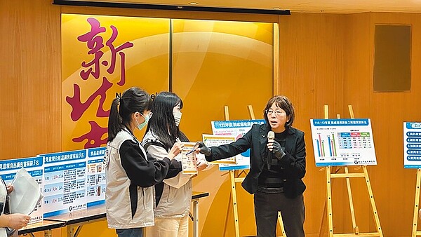 新北市衛生局去年查緝轄內食品、化粧品及藥物廣告,共有2507件違規,裁罰金額總計1億6598萬元。衛生局副局長林美娜(右一)表示,多數違規為減肥產品與生髮類產品誇大療效。(新北市衛生局提供/柯毓庭新北傳真)