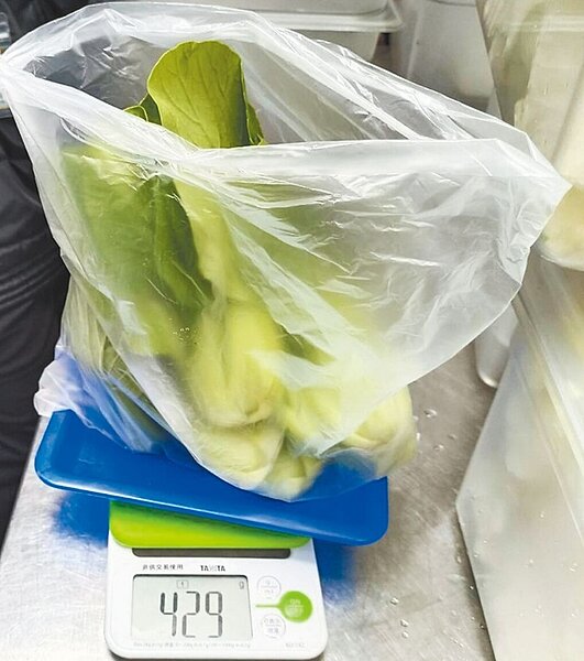 台北市衛生局5日公布蔬果殘留農藥檢驗結果,查驗53件產品有15件違規,包括微風超市、全聯、美廉社、無老鍋、錢都日式涮涮鍋的蔬果,都被驗出超標農藥。圖為無老鍋西門町店提供的青江菜驗出超標殺蟲劑。圖/台北市衛生局提供