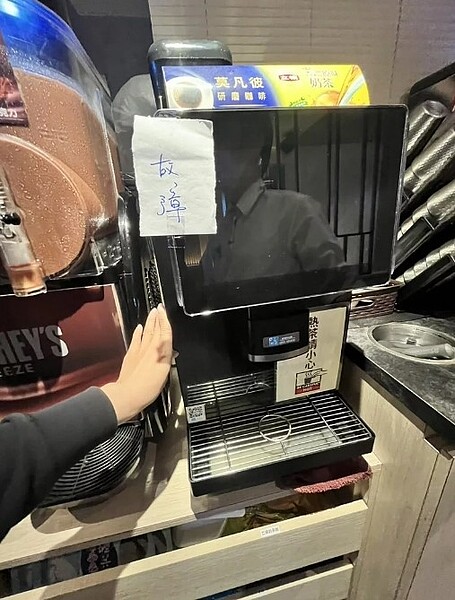 業者於接獲民眾檢舉奶茶有異物後,已請廠商清洗,目前暫停供應中。圖/台北市衛生局提供
