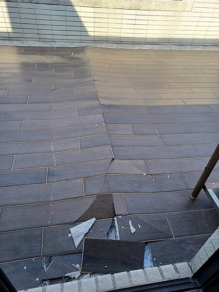 有網友表示,自己在決定售屋的第二天,陽台磁磚居然就爆開了,讓他不知道究竟該不該先修理。圖/取自買房知識家