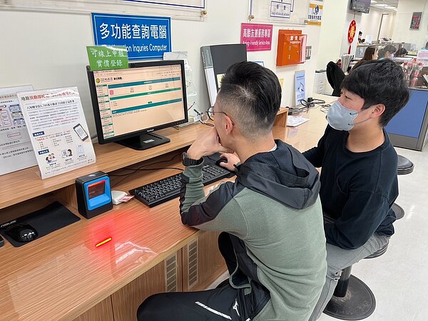 民眾使用持自然人憑證,利用網路數位櫃檯申辦地籍異動即時通服務。圖/新北市政府提供