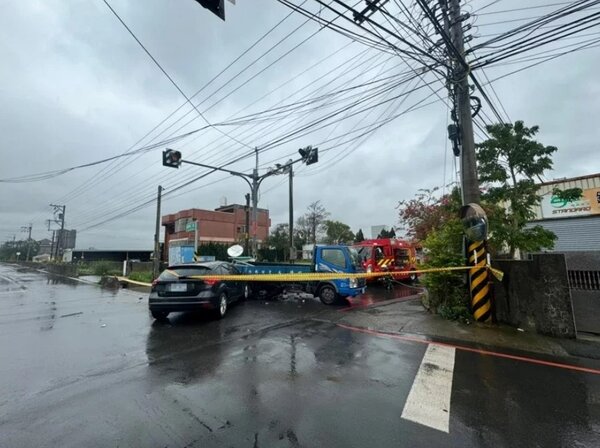 新竹縣消防局獲報後，立即拉起封鎖線，並以水線防護避免爆炸。圖／新竹縣消防局提供
