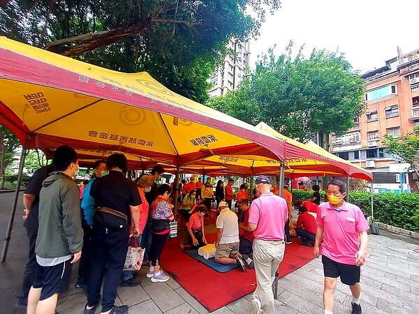 永慶房屋提供帳篷、物資以及人力等方式，一起與當地里民以實際行動參加防救災技能訓練。圖／永慶房產集團提供