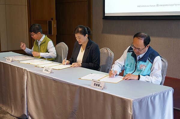 雙方簽約。圖/安平區公所提供