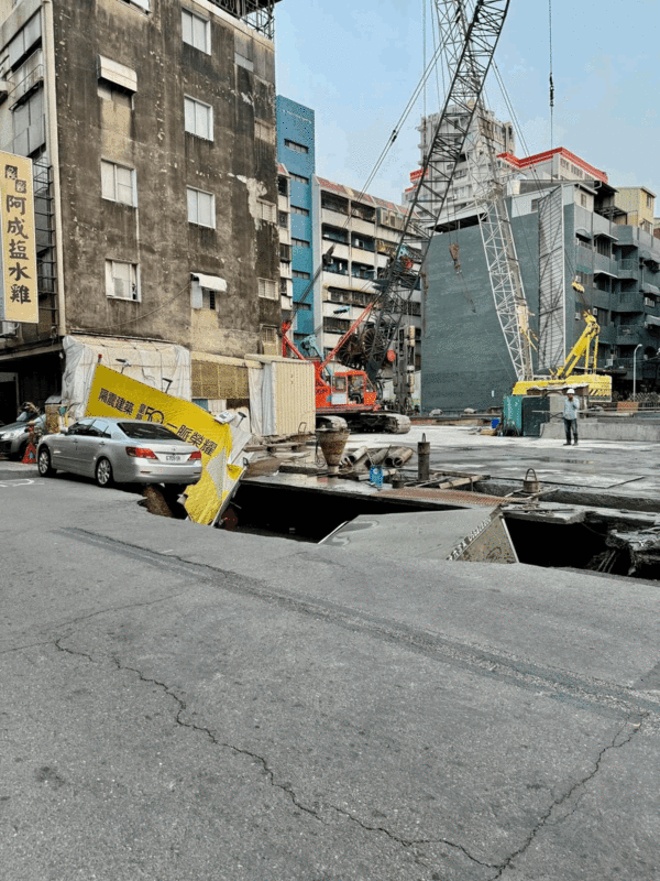台南某建案工地旁馬路驚現15米超大天坑。圖／摘自臉書社團「台南大小事」