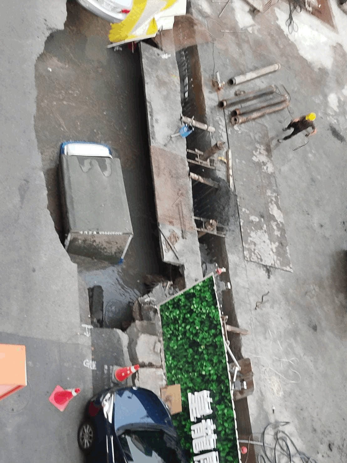 一輛小貨車當場遭天坑吞噬。圖/摘自臉書社團「台南大小事」