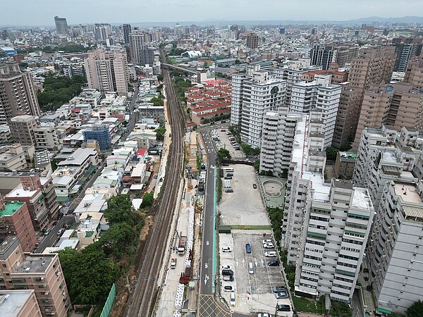 房市跟著交通走！目前桃園市府持續研議臺鐵平鎮車站南移可行性，以及與捷運橘線車站共構轉乘等事宜，結合打造平鎮副都心概念來進行調整規劃。圖／桃園市政府都發局提供