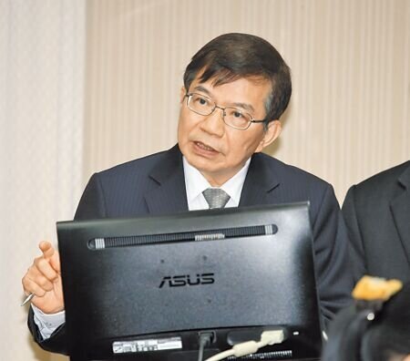 針對桃園國際機場日前因南跑道歲修,造成數百航班大亂,交通部長王國材6日在立法院交通委員會公開道歉。(姚志平攝)