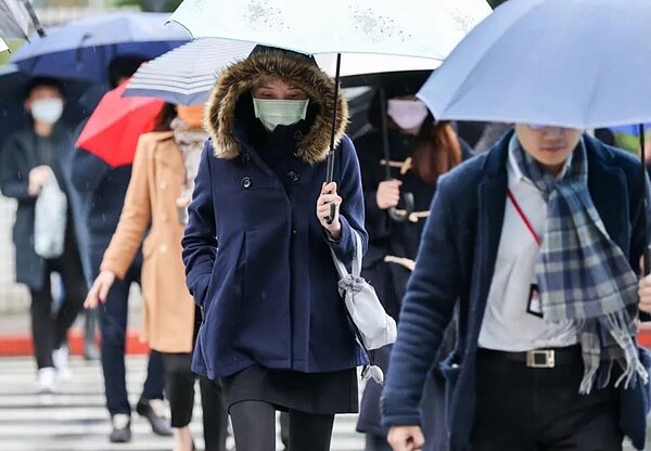強烈大陸冷氣團影響及華南雲雨區東移，今天各地濕冷，有局部短暫雨。圖／聯合報系資料照片