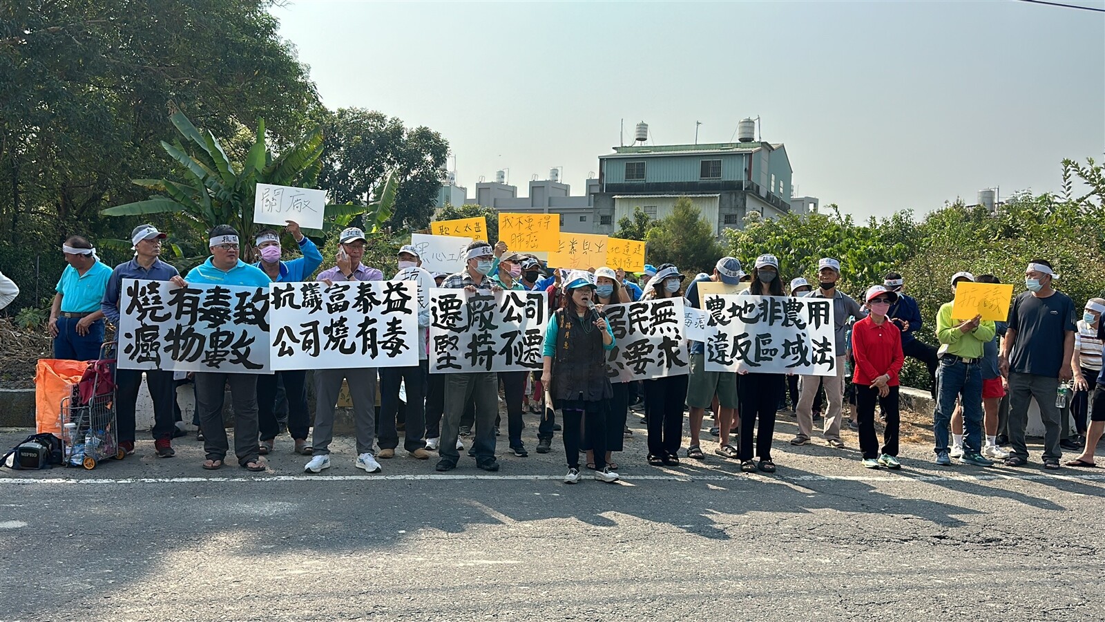 屏東市公館里、新興里民們不滿里內生產銑鐵針織零件鐵工廠富泰益公司，經過時臭味連天，影響社區，居民今在地方民代陪同到工廠門口前抗議，要求遷廠，丟環保雞蛋表達訴求。記者劉星君／攝影 