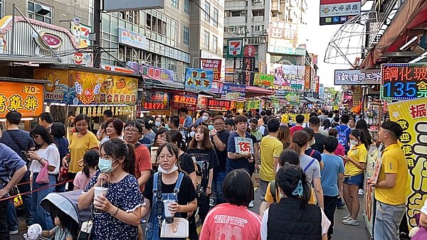 台中市北區預售屋與成屋的價差超過1倍,圖為熱鬧的北區一中商圈。記者趙容萱/攝影