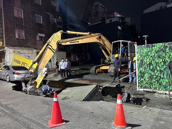 台南天坑現場出動怪手搶救。圖/台南市政府提供
