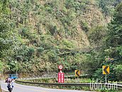 就怕巨石又砸死人！投131線落石攔網破大洞　民盼補破網