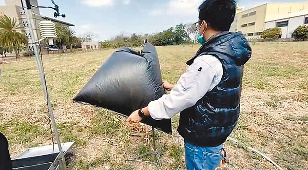 雲林縣環保局3年來多次前往斗六市郊一處大型養豬場採樣周界空氣,異味檢測值超出標準。圖/雲林縣環保局提供